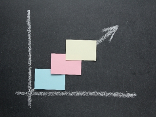 事業立ち上げや資金調達のために必要となる、事業計画策定の取りまとめを行います。市場動向の調査、市場規模の推計、計数計画などの取りまとめを行います。