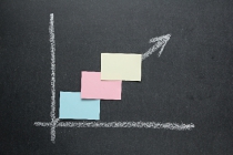 事業立ち上げや資金調達のために必要となる、事業計画策定の取りまとめを行います。市場動向の調査、市場規模の推計、計数計画などの取りまとめを行います。