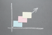 事業立ち上げや資金調達のために必要となる、事業計画策定の取りまとめを行います。市場動向の調査、市場規模の推計、計数計画などの取りまとめを行います。